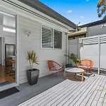 Relaxing 2-Bed Home Close To Beaches And Parks